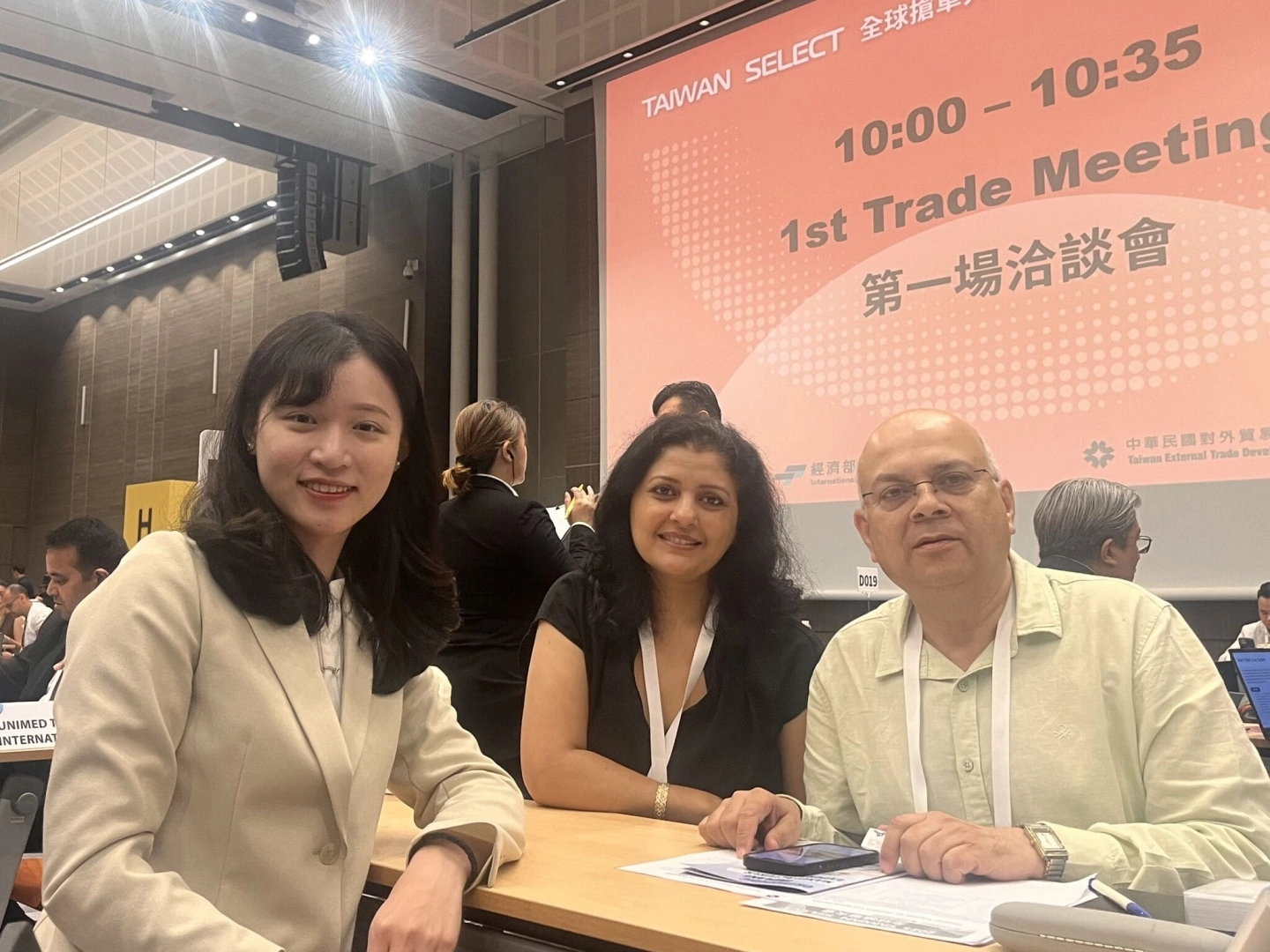 YSF Medical, OEM medical device manufacturer, poses for a group photo with international buyers at Global Sourcing Taiwan.

